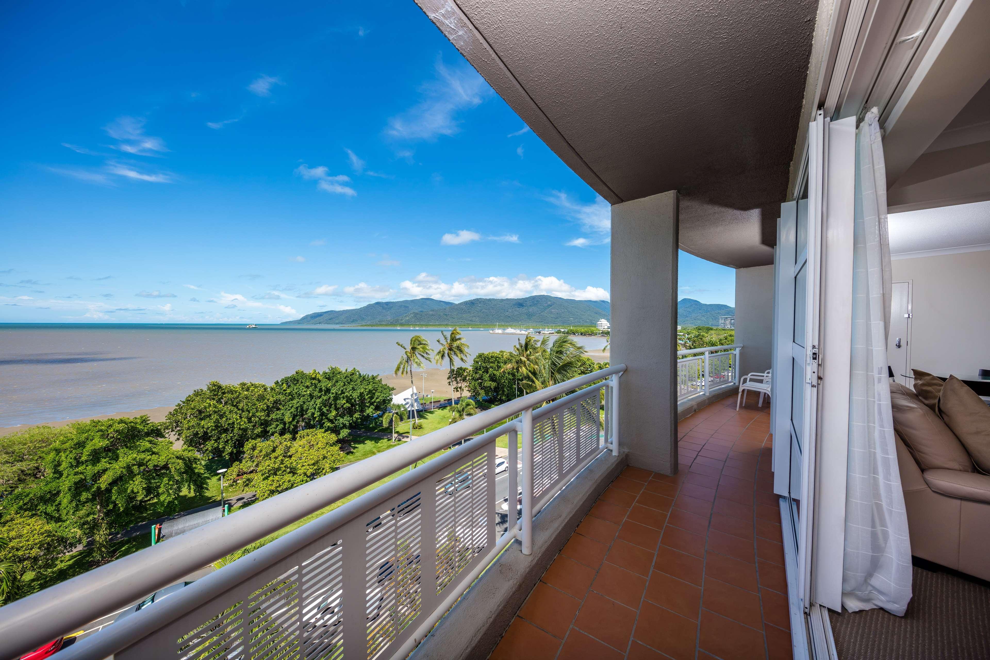 Doubletree By Hilton Cairns Hotel Bagian luar foto