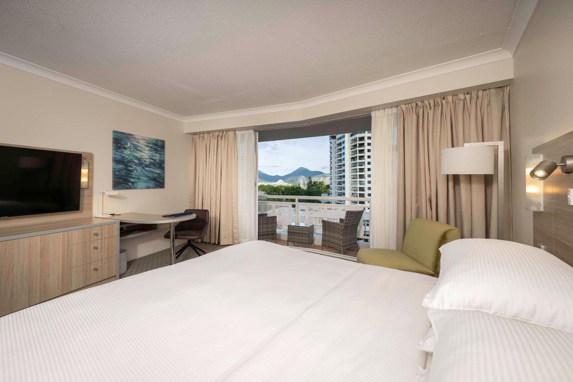Doubletree By Hilton Cairns Hotel Bagian luar foto